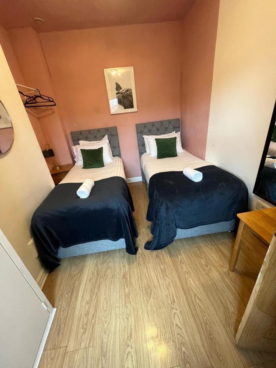 Big Contractor House With 6 Beds & Free Parking By Purestay - 14 Night Min! Holiday home Manchester