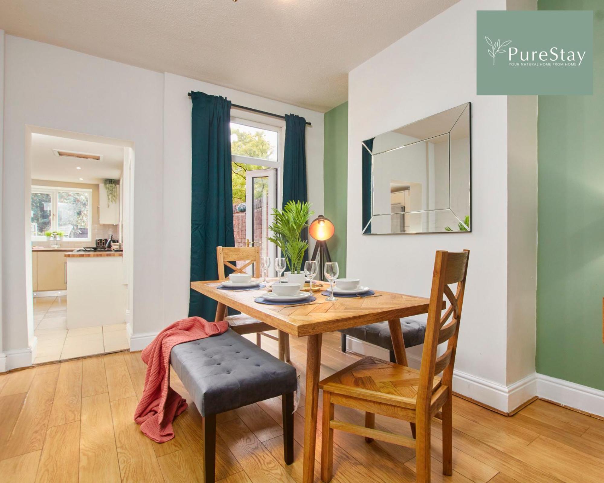 Casa de férias Big Contractor House With 6 Beds & Free Parking By Purestay - 7 Night Min!