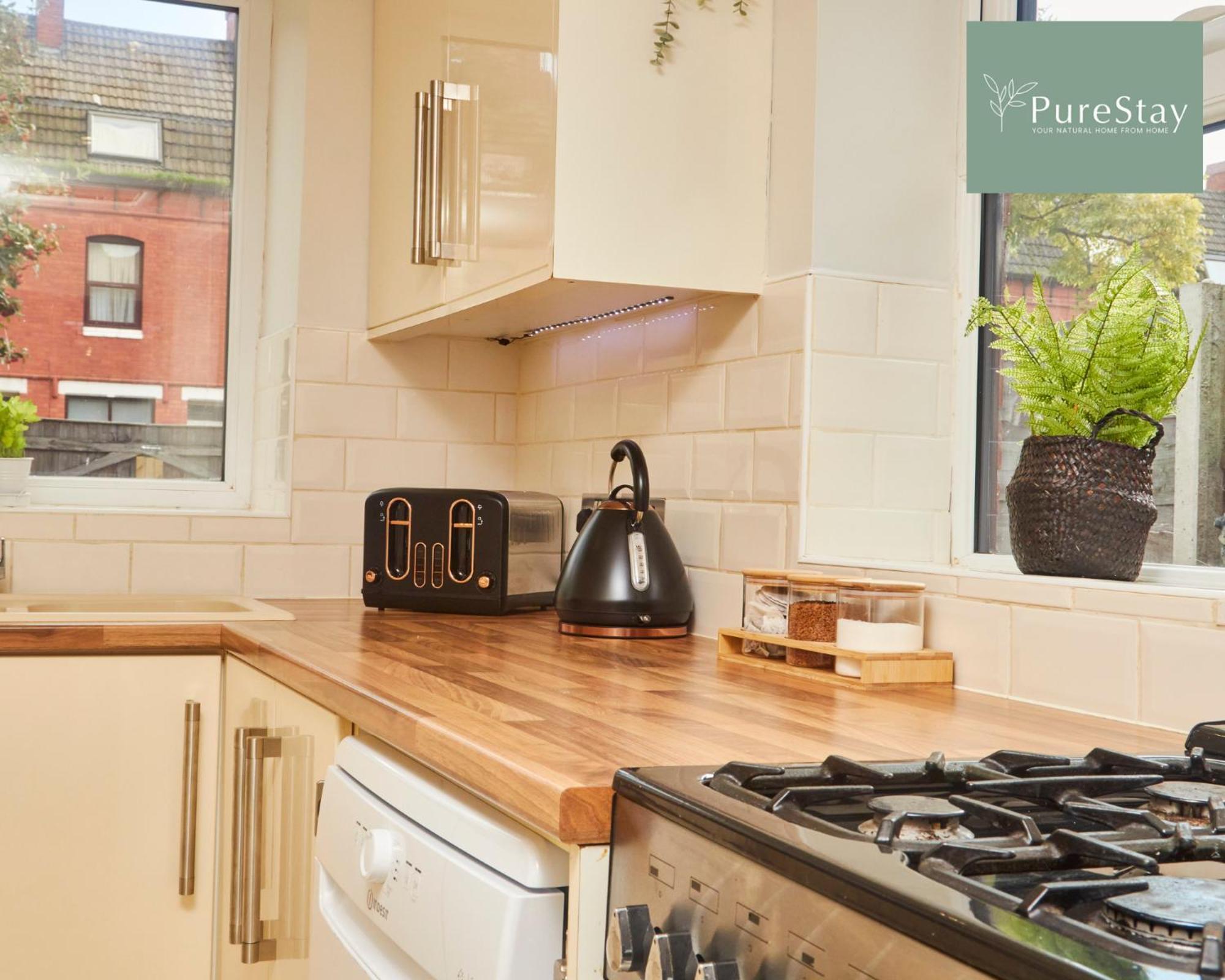 Casa de férias Big Contractor House With 6 Beds & Free Parking By Purestay - 7 Night Min! *